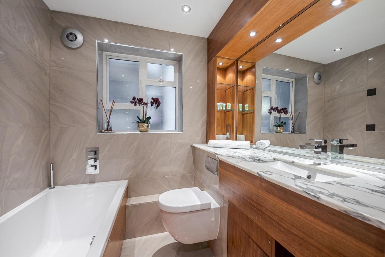 Modern Knightsbridge Ground Floor Apartment With Ac Steps Away From Harrods * London